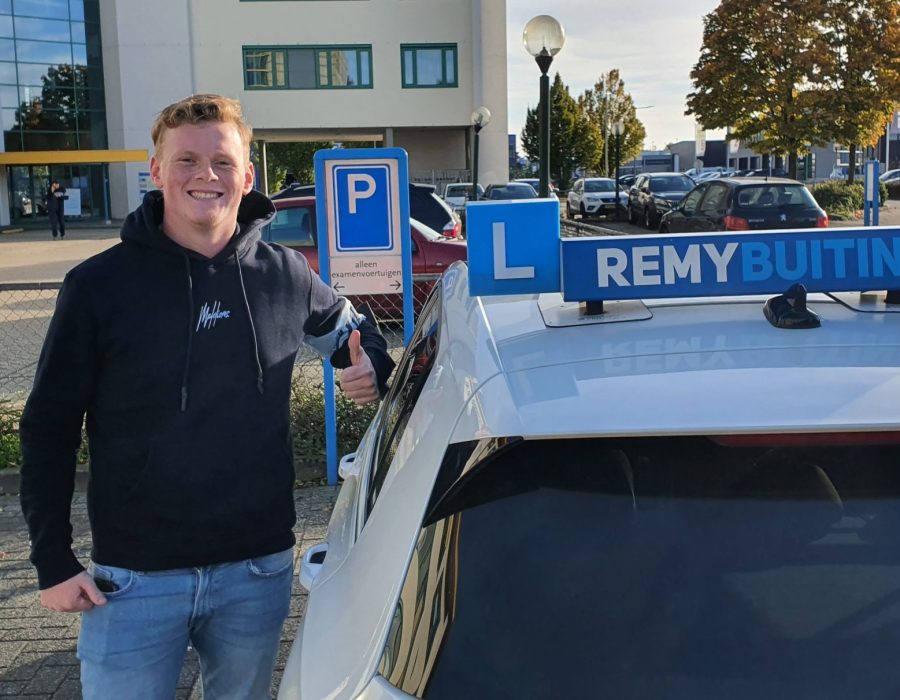 Gefeliciteerd Sam in 1 keer geslaagd voor je rijbewijs!