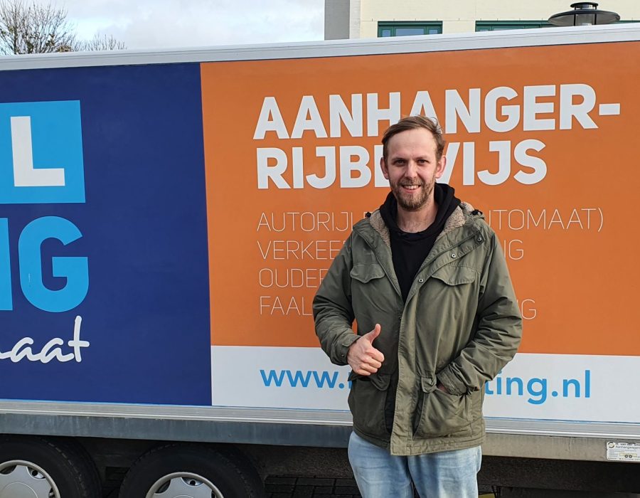 Gefeliciteerd Folker in 1 keer geslaagd voor je E achter B rijbewijs!