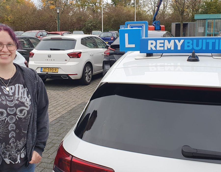 Gefeliciteerd Lara geslaagd voor je rijbewijs.