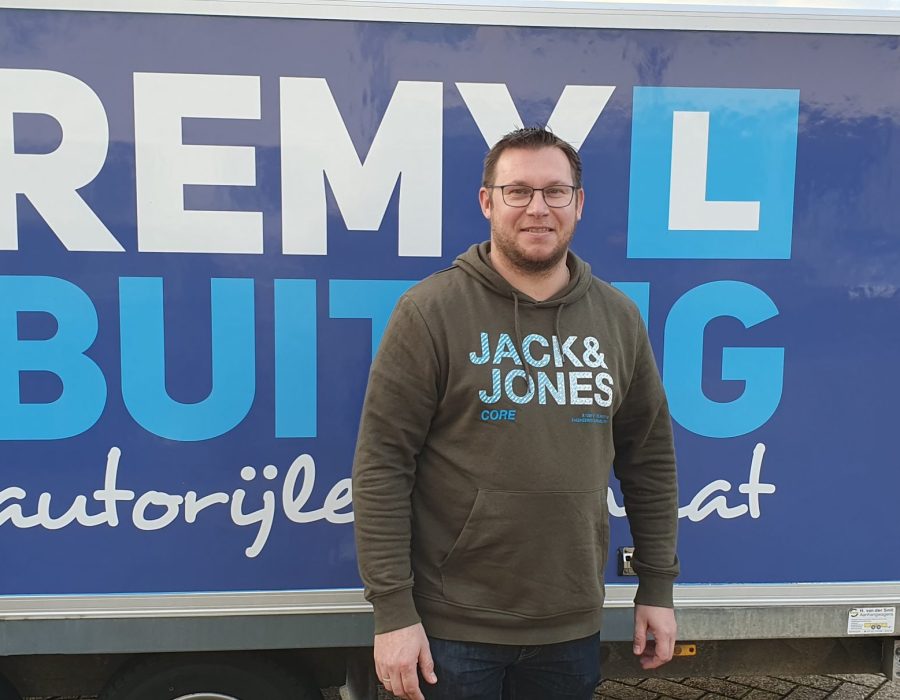 Gefeliciteerd Roy in 1 keer geslaagd voor je E achter B rijbewijs!