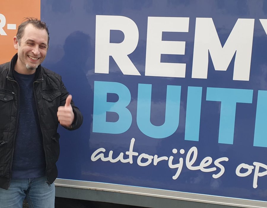 Gefeliciteerd Victor in 1 keer geslaagd voor je E achter B rijbewijs!