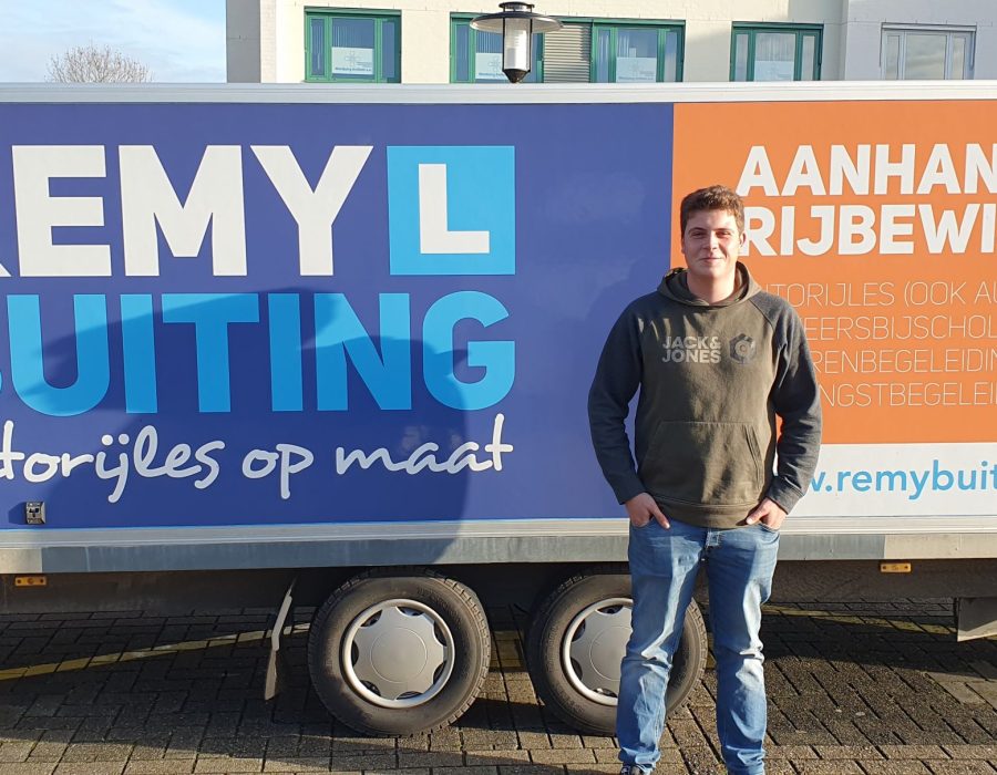 Gefeliciteerd Collin in 1 keer geslaagd voor je E achter B rijbewijs!