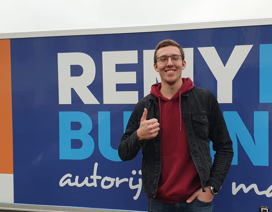 Gefeliciteerd Jelmer in 1 keer geslaagd voor je E achter B rijbewijs!