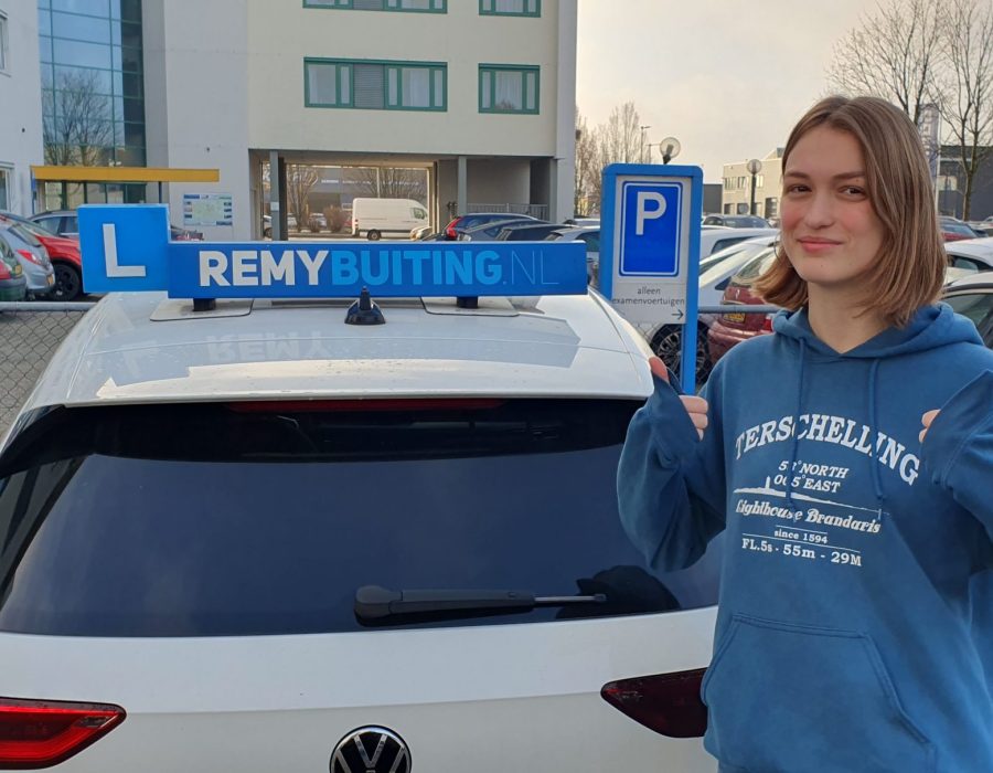 Gefeliciteerd Myrthe in 1 keer geslaagd voor je rijbewijs!