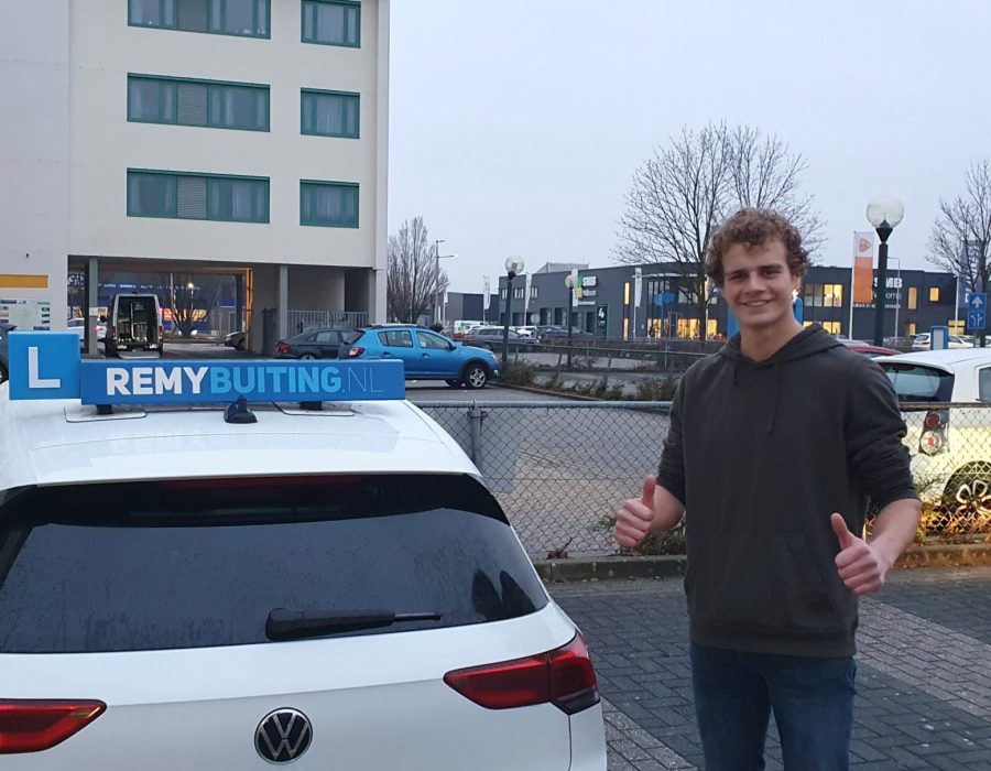 Gefeliciteerd Ivar in 1 keer geslaagd voor je rijbewijs!