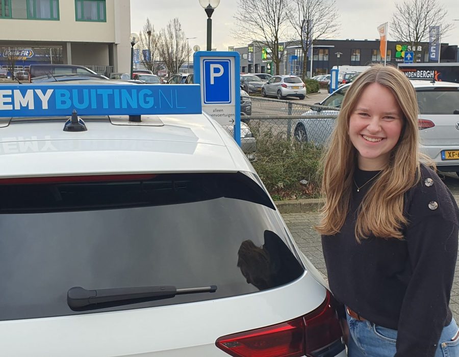 Gefeliciteerd Emma in 1 keer geslaagd voor je rijbewijs!