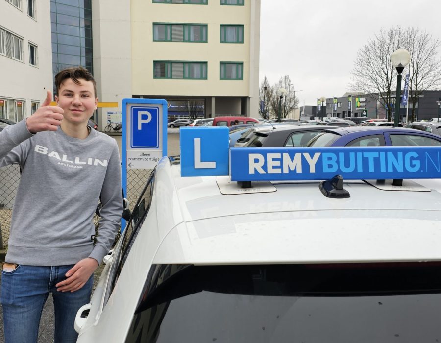Gefeliciteerd Dimitri in 1 keer geslaagd voor je rijbewijs!