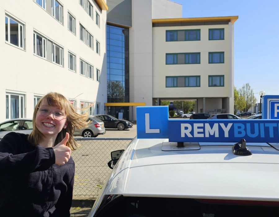 Gefeliciteerd Fleur in 1 keer geslaagd voor je rijbewijs!