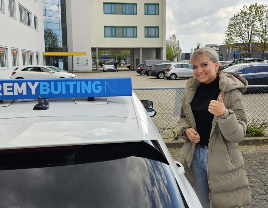 Gefeliciteerd Lieke in 1 keer geslaagd voor je rijbewijs!