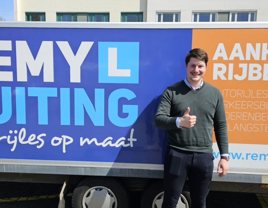 Gefeliciteerd Twan in 1 keer geslaagd voor je E achter B rijbewijs!