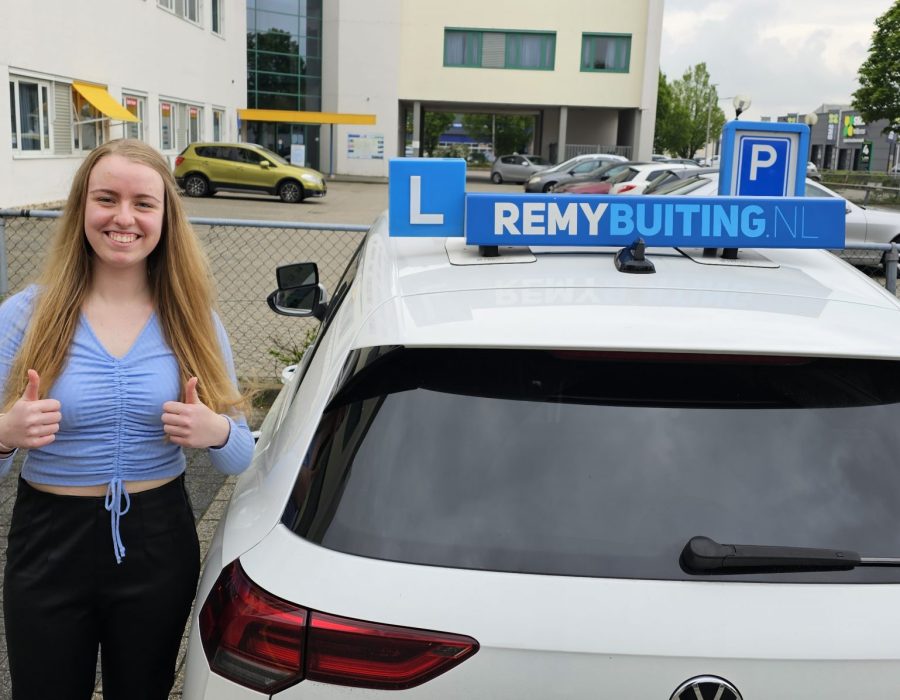 Gefeliciteerd Janice in 1 keer geslaagd voor je rijbewijs!