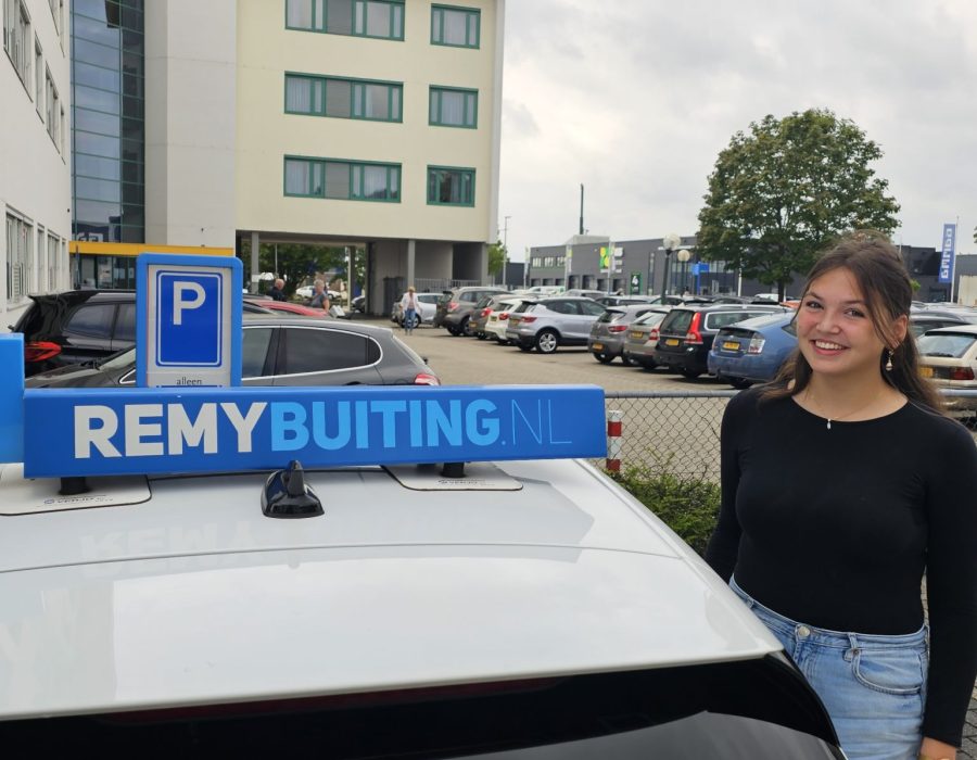 Gefeliciteerd Sari in 1 keer geslaagd voor je rijbewijs!