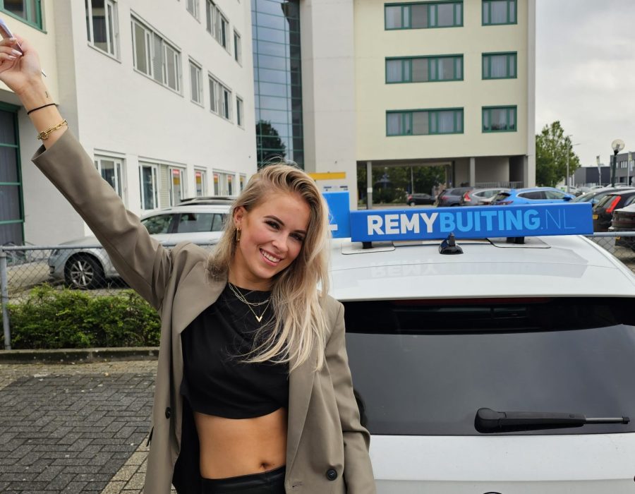 Gefeliciteerd Annemijn in 1 keer geslaagd voor je rijbewijs!