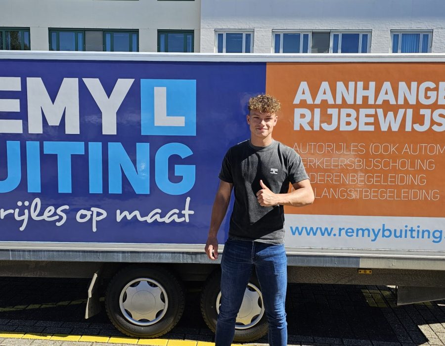 Gefeliciteerd Sil in 1 keer geslaagd voor je E achter B rijbewijs!