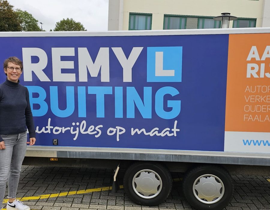 Gefeliciteerd Krista In 1 keer geslaagd voor je E achter B rijbewijs!