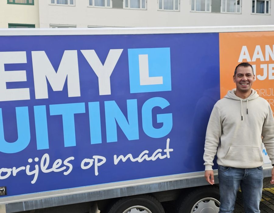 Gefeliciteerd Adam in 1 keer geslaagd voor je E achter B rijbewijs!