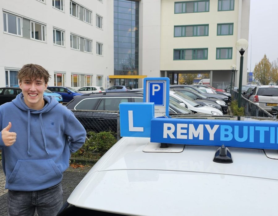 Gefeliciteerd Stef geslaagd voor je rijbewijs!
