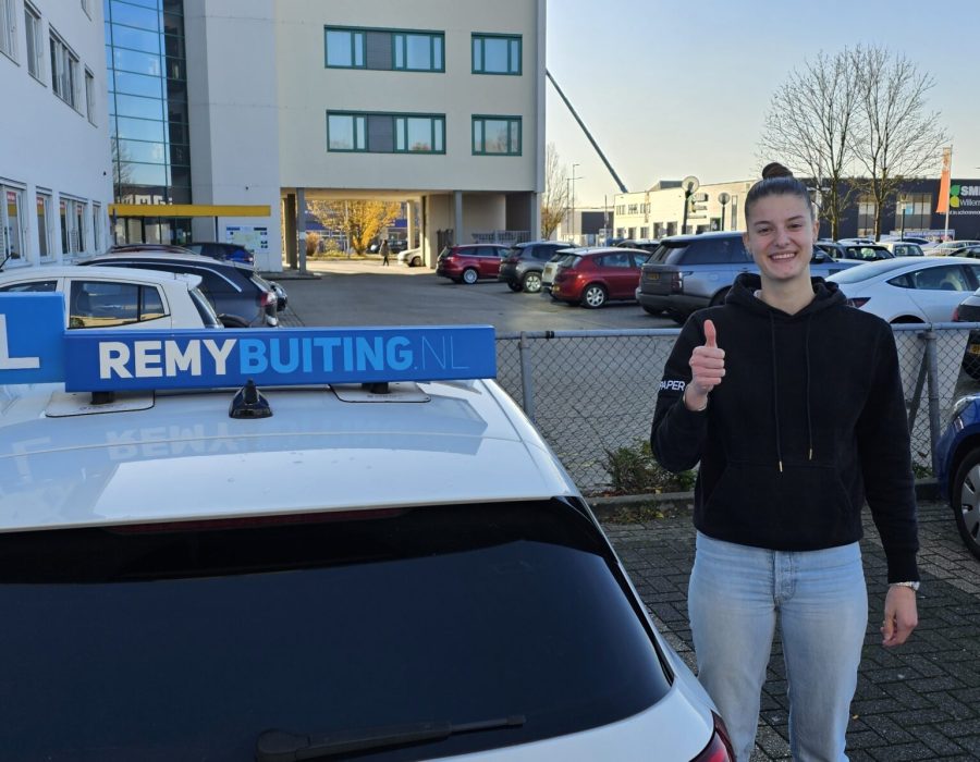 Gefeliciteerd Kim in 1 keer geslaagd voor je rijbewijs!