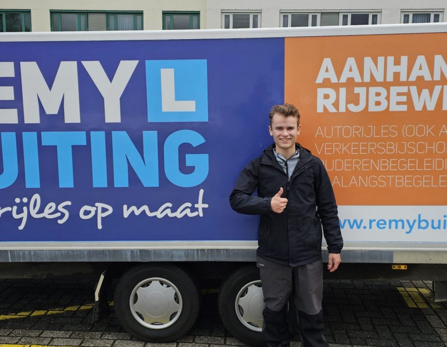Gefeliciteerd Sybren in 1 keer geslaagd voor je E achter B rijbewijs!