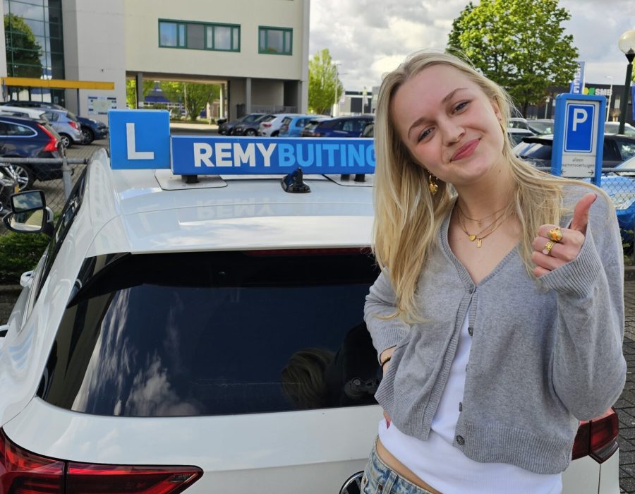 Gefeliciteerd Sophie in 1 keer geslaagd voor je rijbewijs!