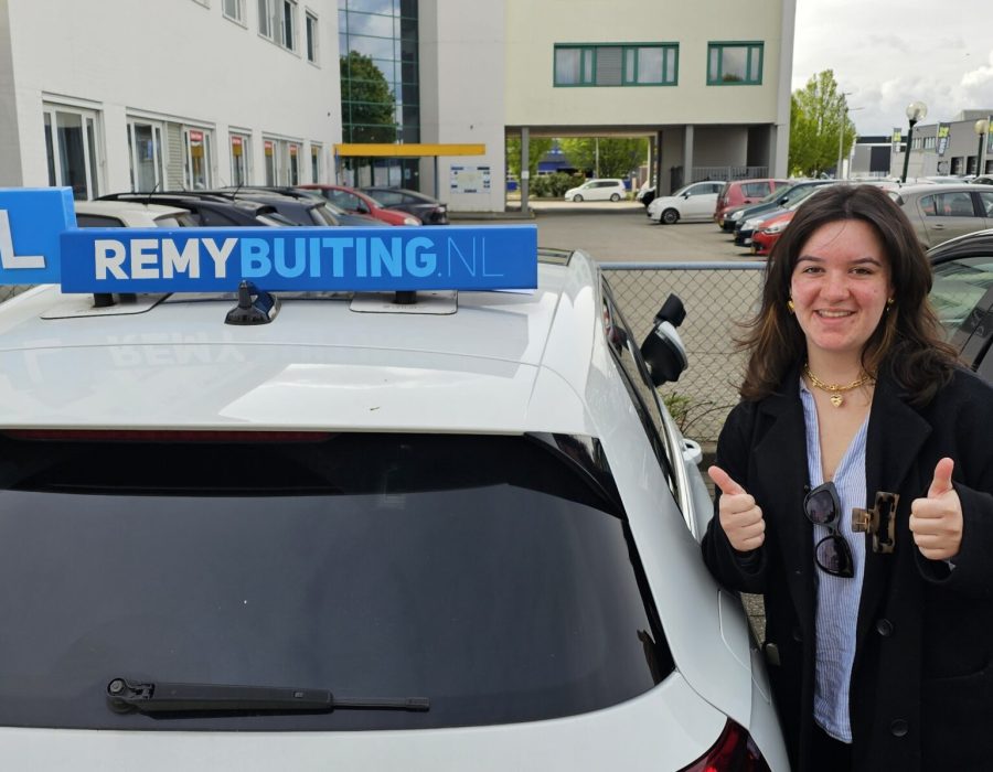 Gefeliciteerd Anouk geslaagd voor je rijbewijs!