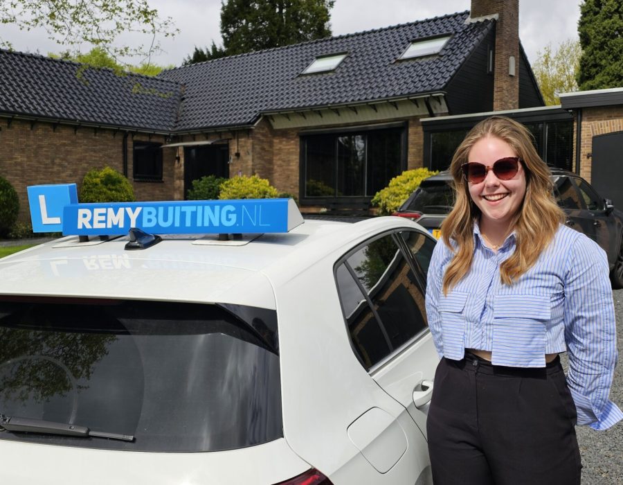 Gefeliciteerd Amy in 1 keer geslaagd voor je rijbewijs!