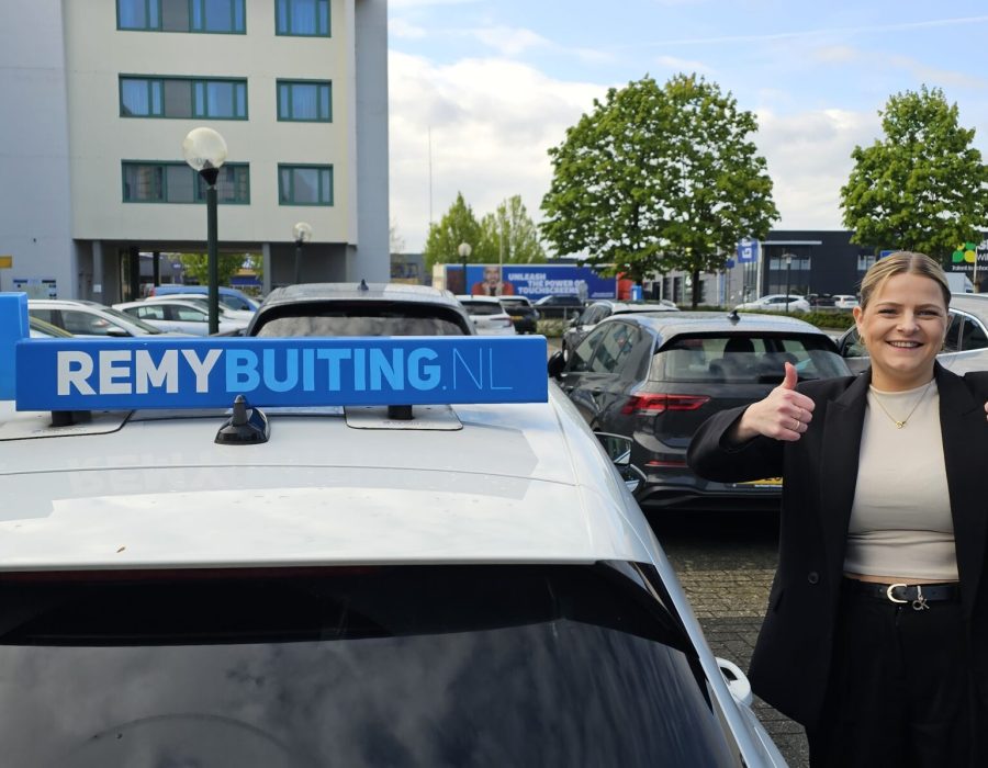 Gefeliciteerd Demi geslaagd voor je rijbewijs!