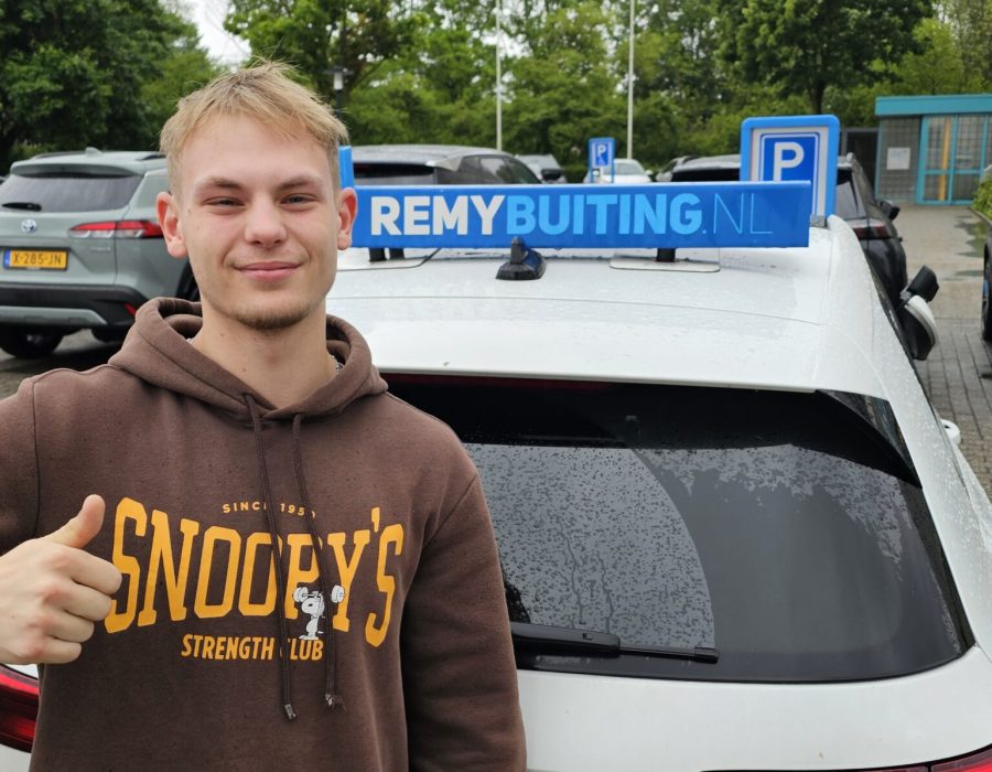 Gefeliciteerd Seb in 1 keer geslaagd voor je rijbewijs!