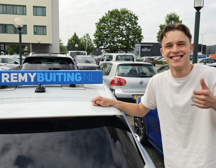 Gefeliciteerd Pelle in 1 keer geslaagd voor je rijbewijs!