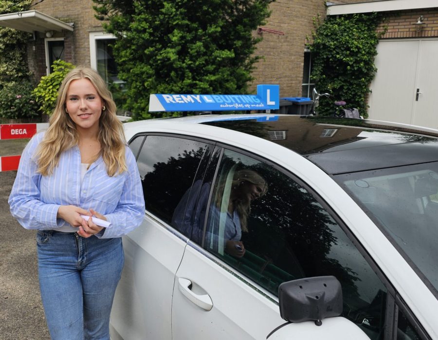 Gefeliciteerd Meinke in 1 keer geslaagd voor je rijbewijs!