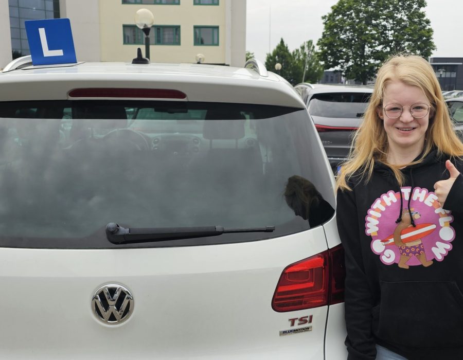 Gefeliciteerd Femke in 1 keer geslaagd voor je rijbewijs!