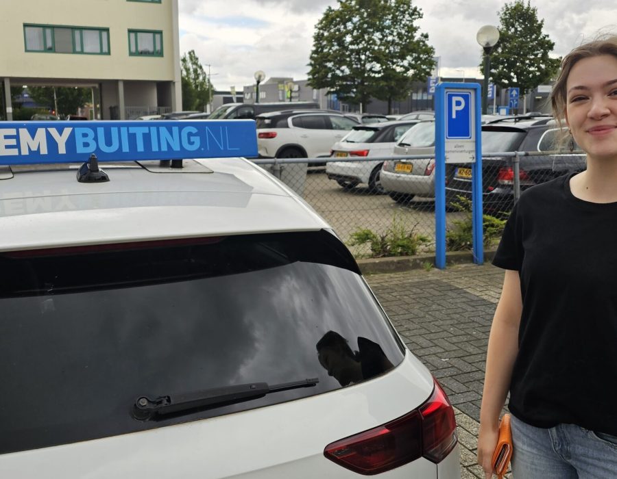 Gefeliciteerd Sarah geslaagd voor je rijbewijs!