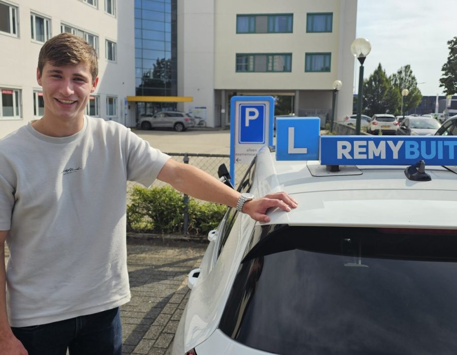 Gefeliciteerd Dylan in 1 keer geslaagd voor je rijbewijs!