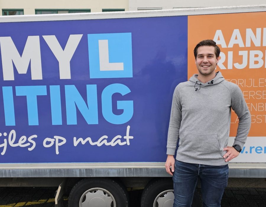 Gefeliciteerd Casper in 1 keer geslaagd voor je E achter B rijbewijs!