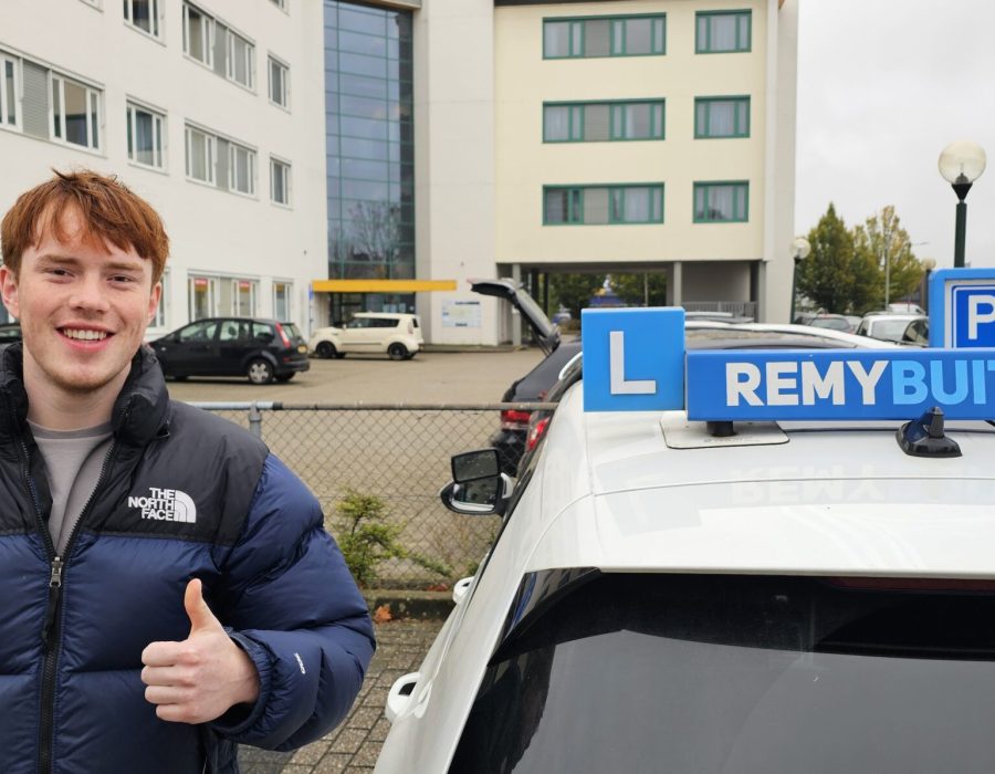 Gefeliciteerd Hakon in 1 keer geslaagd voor je rijbewijs!