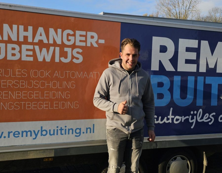 Gefeliciteerd Romack in 1 keer geslaagd voor je E achter B rijbewijs!