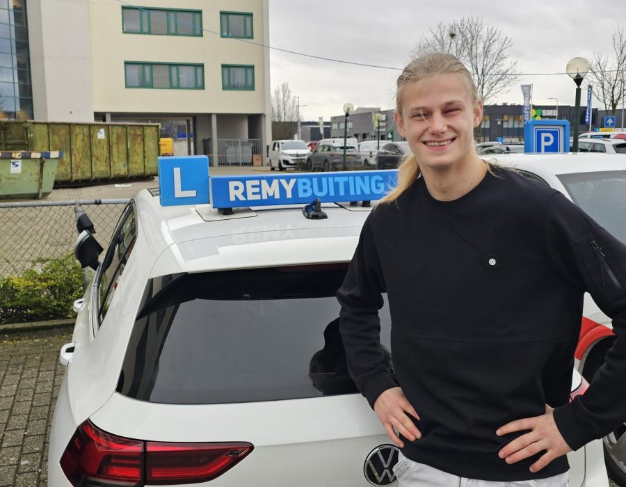 Gefeliciteerd Leander geslaagd voor je rijbewijs.