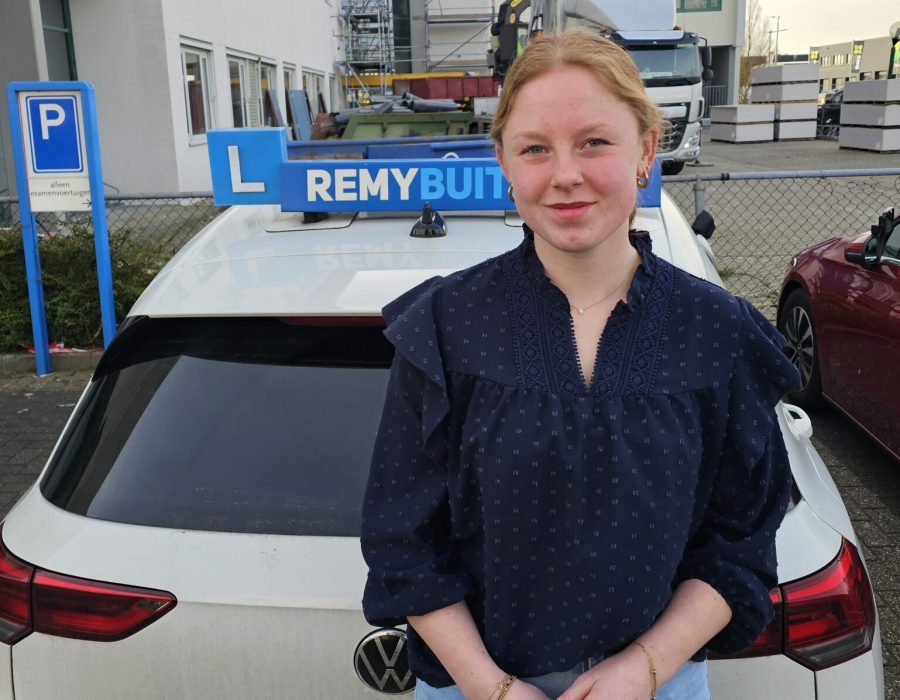Gefeliciteerd Amelie in 1 keer geslaagd voor je rijbewijs!