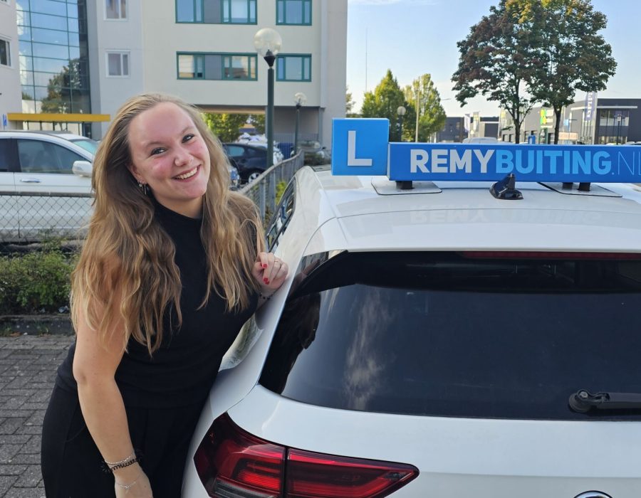 Gefeliciteerd Esmee in 1 keer geslaagd voor je rijbewijs!