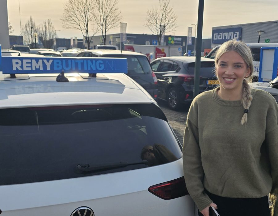 Gefeliciteerd Romy in 1 keer geslaagd voor je rijbewijs!