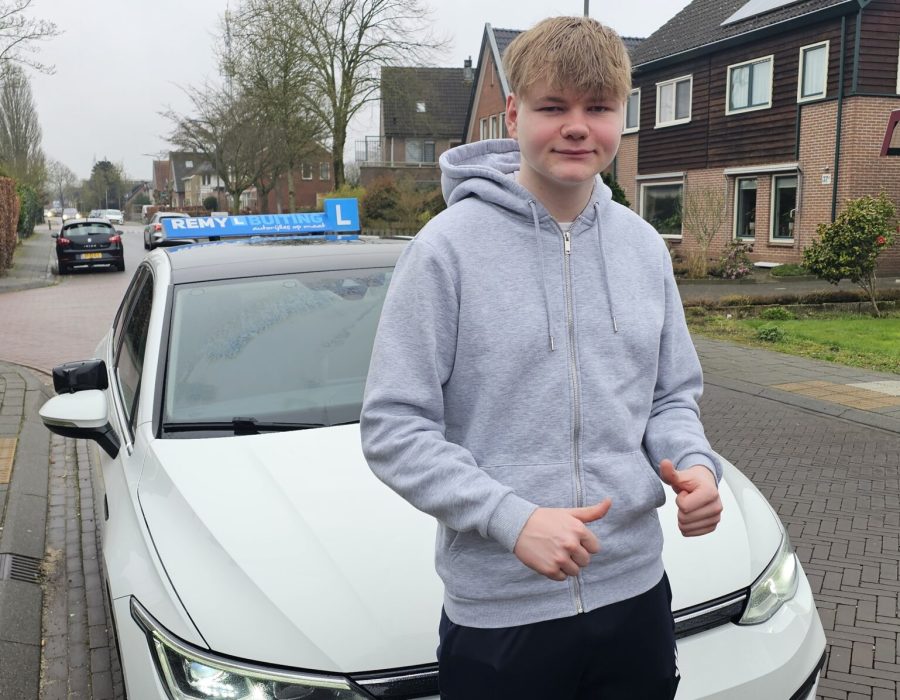 Gefeliciteerd Jordy in 1 keer geslaagd voor je rijbewijs!