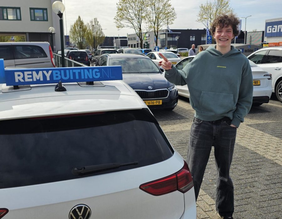 Gefeliciteerd Joel geslaagd voor je rijbewijs!