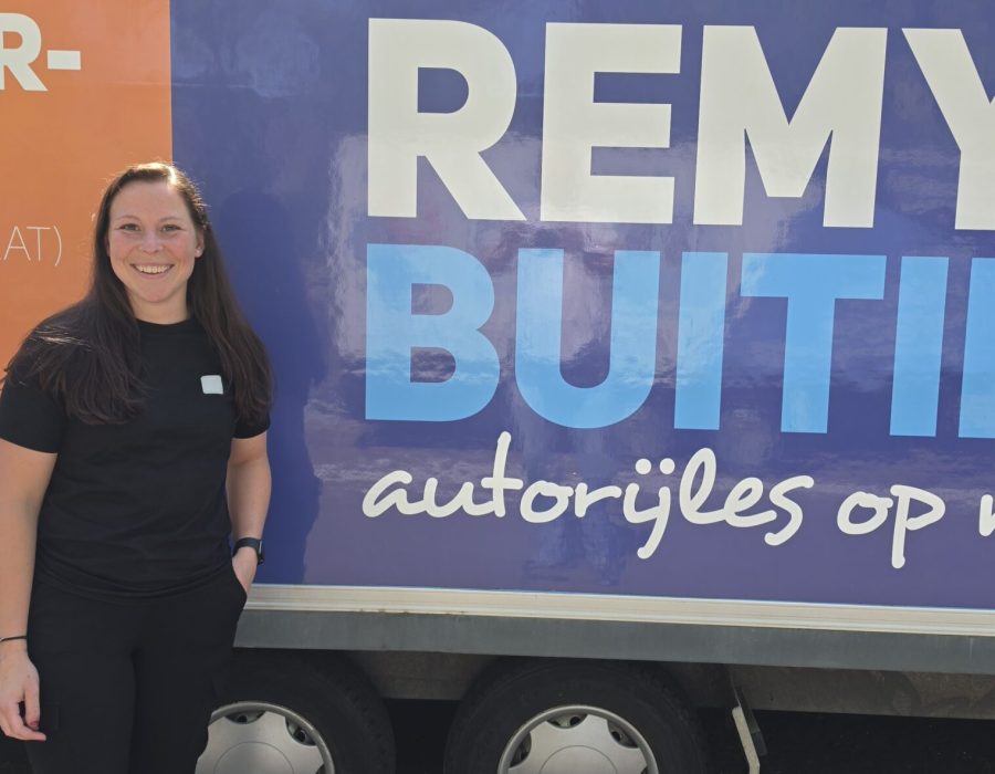 Gefeliciteerd Lisa in 1 keer geslaagd voor je E achter B rijbewijs!