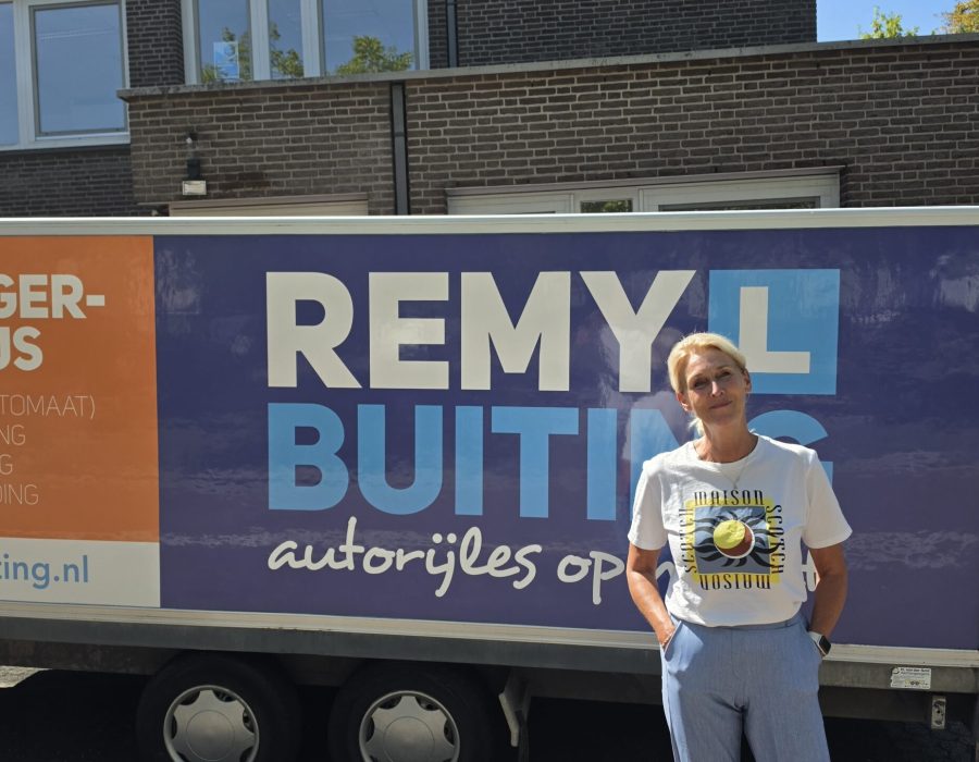 Gefeliciteerd Petra in 1 keer geslaagd voor je E achter B rijbewijs!