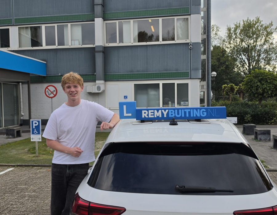 Gefeliciteerd Simeon n 1 keer geslaagd voor je rijbewijs!
