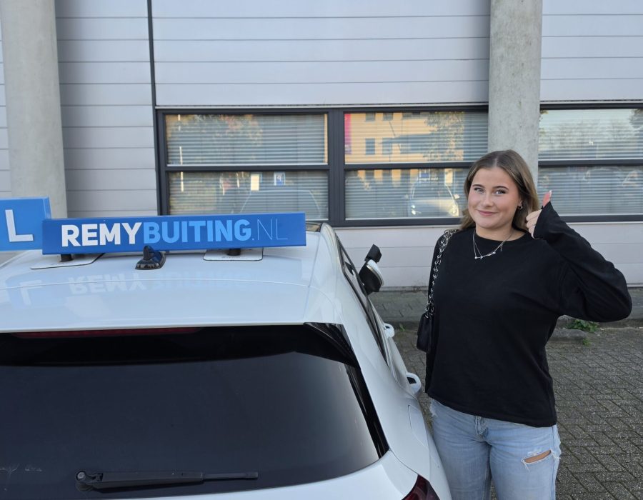 Gefeliciteerd Lana in 1 keer geslaagd voor je rijbewijs!